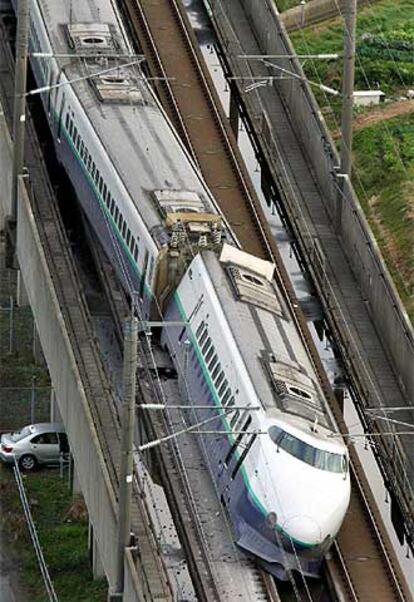 En la imagen, el tren de alta velocidad que descarriló debido al terremoto.