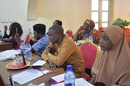 Formación a personal de enfermería sobre la Iniciativa Mujeres Sordas en Voz Alta  sobre el uso de la lengua de signos en Gwagwalada, Nigeria, en 2024. Imagen cedida por la organización. 