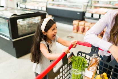 Niña chillando en el supermercado