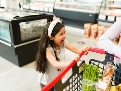 Niña chillando en el supermercado