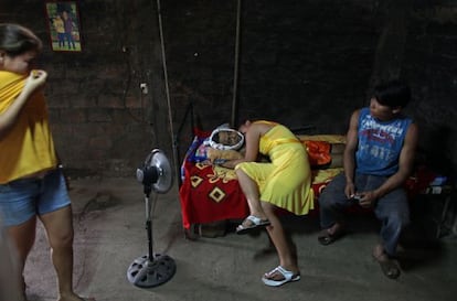 Los hijos de un cañero muerto velan el cadáver de su padre en Chichigalpa.