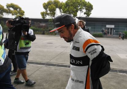Segunda carrera de la temporada y segundo abandono para Alonso, que sigue asegurando que su monoplaza es uno de los menos competitivos que ha tenido y que es imposible demostrar así su capacidad. En el Gran Premio de China, de nuevo tuvo un problema con la suspensión. Si no lo soluciona antes, en mayo se cumplirán cuatro años de su última victoria en una carrera y 11 de su último Mundial.