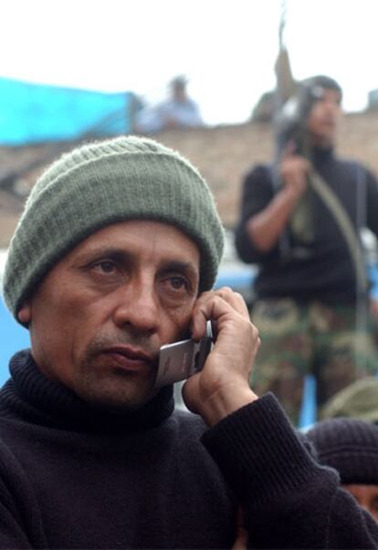 Humala habla por teléfono móvil rodeado de sus seguidores.