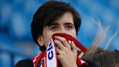 La emoción y la pena invade las gradas del estadio en su despedida.