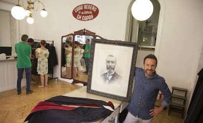 Interior de la Satrería Seseña, especializados en capas, en Madrid.