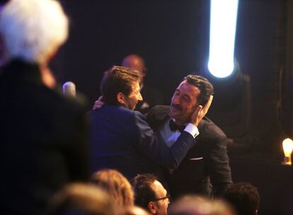 Antonio de la Torre (izquierda) abraza a Luis Zahera tras ganar el Goya a mejor actor de reparto por su trabajo en 'El reino'.