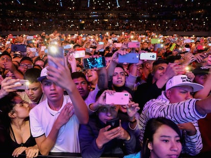 Una vista de un concierto masivo en la Arena Ciudad de México.
