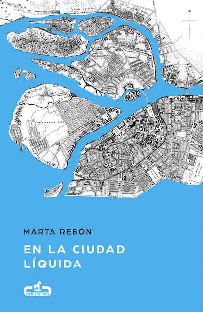 A Marta Rebón le debemos la traducción de varias obras maestras: Vida y destino, de Grossman; Las almas muertas, de Gógol; Una saga moscovita, de Aksiónov… La lista completa sería apabullante. Rebón (Barcelona, 1976) es una gran traductora porque simpatiza con cada libro que vierte al español o al catalán. Es precisa y flexible, y también arriesgada. Todas estas cualidades caracterizan En la ciudad líquida, su primera obra propia, un libro en la tradición de Praga mágica, de Angelo Maria Ripellino; El Danubio, de Claudio Magris, o El viaje, de Sergio Pitol, invocado en estas páginas como modelo. Es decir: un sabio manual de la literatura como forma de vida. Pero al contrario de los citados, Rebón no realiza un ejercicio de critica literaria, sino de simpatía biográfica. Por CARLOS PARDO