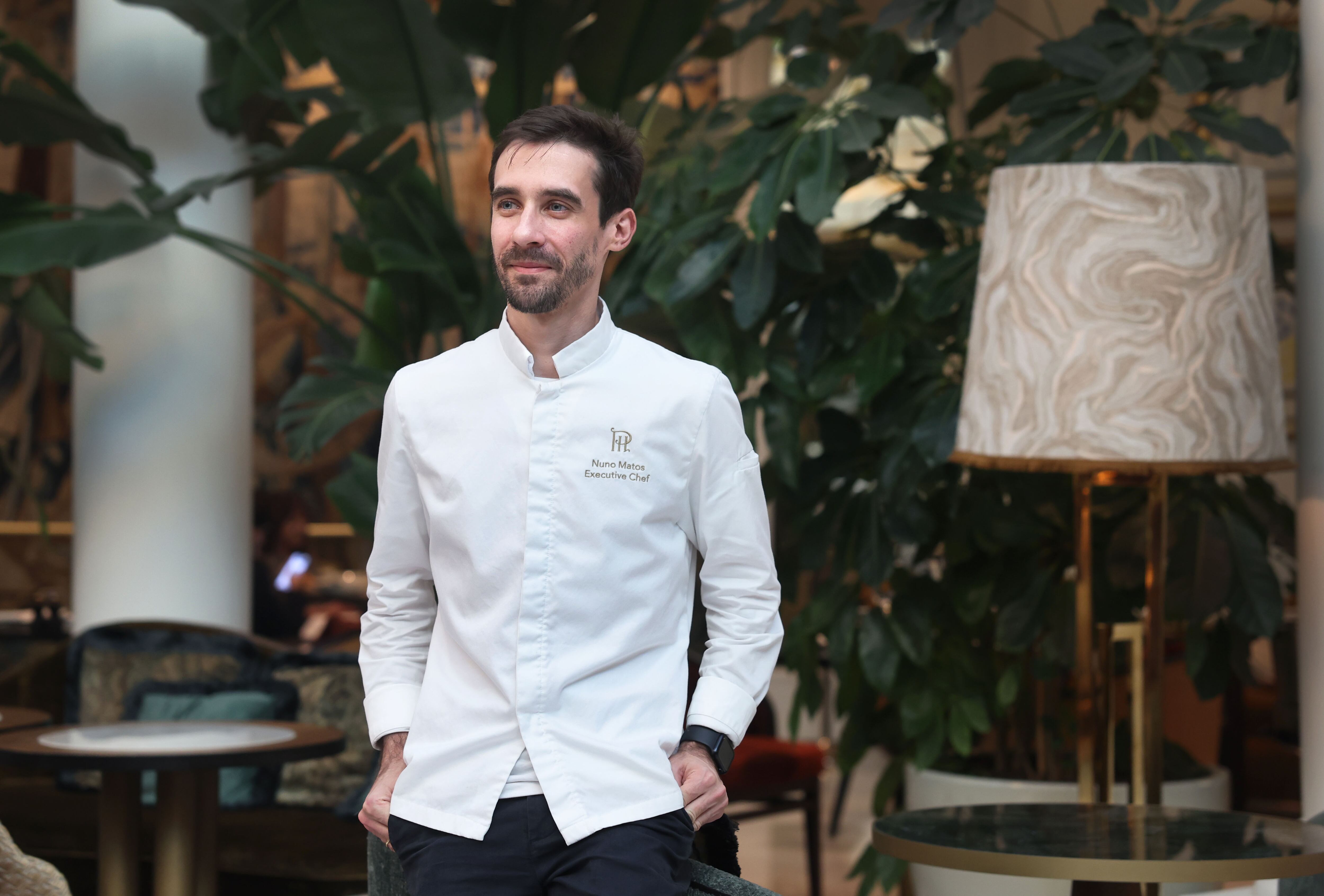 Nuno Matos atiende cada día una media de 700 desayunos en el hotel Palace de Madrid.