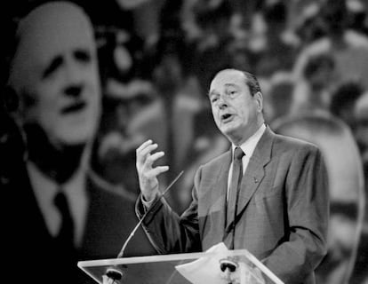 Jacques Chirac, cuando era alcalde de París, habla desde una tribuna, con una gran foto del general Charles de Gaulle detrás, en el acto del Partido de la Reagrupación de la República (RPR), el 12 de noviembre de 1994.