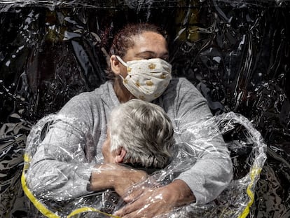 Rosa Luzia Lunardi recibe un abrazo de Adriana Silva da Costa Souza, el primero en cinco meses por la pandemia. Fotografía del año para la World Press Photo.