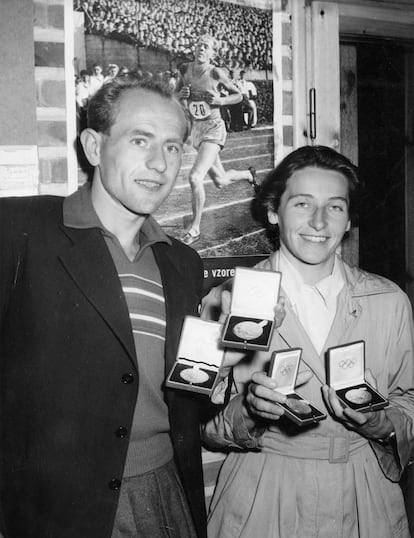 EMIL ZATOPEK Y DANA ZARTOPKOVA. La historia de estos dos mitos del atletismo checo es digna de guion hollywoodiense. Nacieron el mismo día –19 de septiembre de 1922– y también el mismo día ambos consiguieron medalla en las Olimpiadas de Helsinki de 1952. Un par de minutos después del triunfo de su marido en la carrera de 5 kilómetros, Dana ganó en lanzamiento de jabalina. Zatopek, que se llevó otras dos medallas de oro, dijo que había inspirado a su esposa para que consiguiera la victoria. “Vale, pues vete a inspirar a alguna otra chica y a ver si lanza la jabalina a cincuenta metros”, replicó ella.