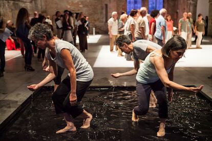 'Bautismo'. Cuadro 14 del Ciclo II del 'Evangelio según San Mateo', en la coreografía de Virgilio Sieni. La escena, bailada por cuatro venecianos, se desarrolla sobre una lámina de agua en alternancia con otros momentos del proyecto coreútico.