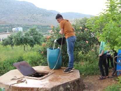 Un agricultor de Sardin, en el norte de Idlib (Siria), extraía agua de un pozo excavado por los romanos en mayo de 2024.
