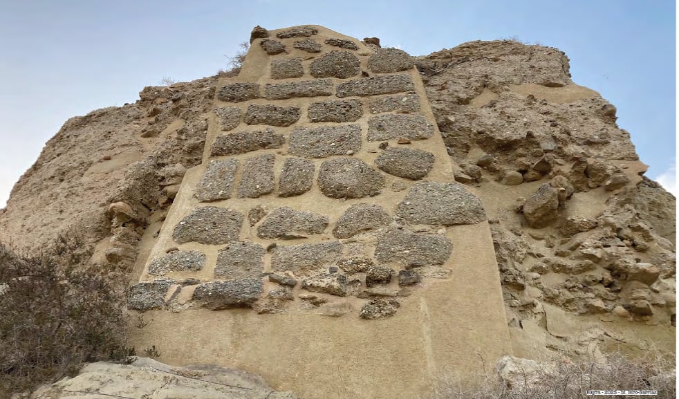 Muralla de Bayra Foto del lienzo de sillares a soga y tizón.
