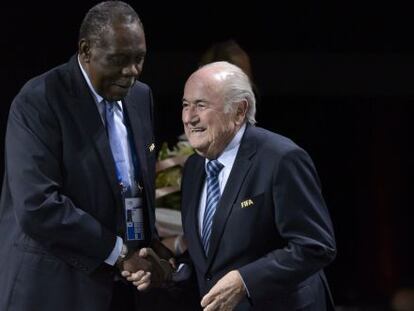 Sepp Blatter le estrecha la mano a Issa Hayatou.