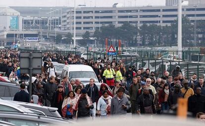 Desenes de passatgers evacuen l'aeroport després que es registressin dues explosions.