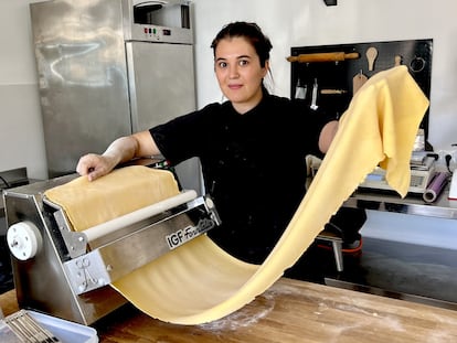 La cocinera Alba de Luca, en el obrador De Luca, en San Pedro de Alcántara (Marbella).