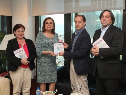 Los miembros del GIEI con la procuradora general Arely Gómez González