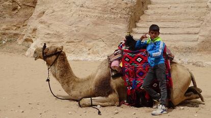 Un 'horse boy' con su camello en el interior de Little Petra.