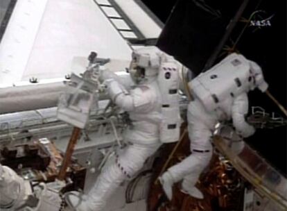 En esta imagen facilitada por la NASA, los astronautas Mike Good (izquierda) y Mike Massimino (derecha) trabajan en la segunda reparación del 'Hubble'.