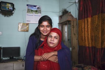 Sharmin Akhter Eti (izquierda), de 18 años, posa junto a su madre, Minu Alam, de 36, en su casa en Dacca, Bangladés. Eti es educadora en el programa de Servicios de Salud Amigables para Adolescentes (AFHS) y dirige sesiones sobre temas como la salud e higiene menstrual para las adolescentes de su comunidad. “Debido a nuestra estructura social, hablar abiertamente sobre temas relacionados con la pubertad no es tan fácil. Estas sesiones y espacios nos brindan la comodidad para que hablemos libremente y también nos brindan el conocimiento adecuado sobre nuestras consultas”, dice la joven. “Al recibir asesoramiento del programa, mi hija adquirió las habilidades necesarias para abordar los problemas que obstaculizan su bienestar psicológico. Incluso puede consultar y aclarar muchas confusiones y desinformaciones mías o de muchas otras como yo”, explica su madre.