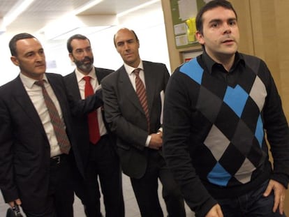 El presidente de Adegi, Eduardo Zubiaurre, segundo por la derecha, ayer en las Juntas Generales de Gipuzkoa.