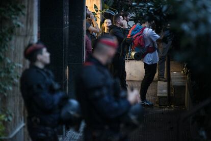 Los Mossos d'Esquadra han cargado y han detenido a una mujer durante un desahucio en la Travessera de Gràcia de Barcelona, que un grupo de manifestantes ha intentado impedir tanto con una concentración frente al edificio como encerrándose en el portal.
