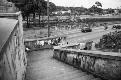 A escadaria da Ponte das Bandeiras dá acesso à via expressa da marginal. Pouca gente a usa hoje, a não ser as famílias que vivem incrustadas dentro do oco da ponte.