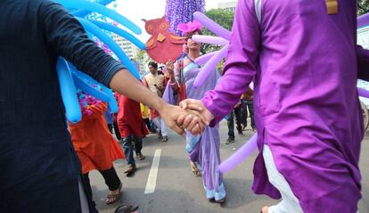 La comunidad homosexual en Bangladesh había conquistado algunos espacios de libertad tolerada en los últimos años. Roopbaan, la primera y única revista del país defensora de los derechos LGTB, organizó unos desfiles del arcoíris en Dacca con motivo de las celebraciones del año nuevo bengalí en las primaveras de 2014 y 2015, año de la foto.