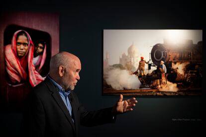El fotógrafo Steve McCurry, entre dos de sus imágenes de la exposición en el Colegio de Arquitectos de Madrid.