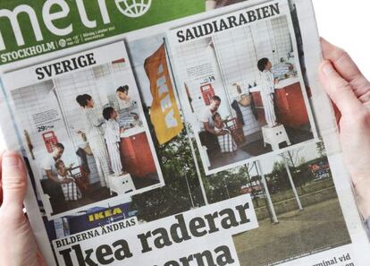 Edición de hoy del periódico gratuito 'Metro' en Suecia que muestra dos versiones del mismo catálogo de IKEA, la sueca (izquierda) y la distribuida en Arabia Saudí (derecha).