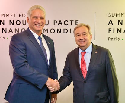 The president of Cuba, Miguel Díaz-Canel (l), and U.N. Secretary-General António Guterres at the summit, on June 22.