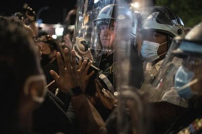 La policía detiene a un grupo de manifestantes en el distrito de Brooklyn. En Nueva York, una gran manifestación recorrió el puente de Brooklyn. Surgieron enfrentamientos que obligaron a cortar momentáneamente los puentes con Manhattan y un pequeño incendio callejero.