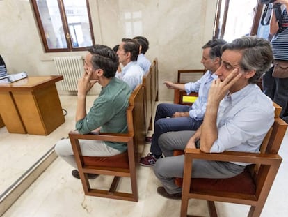 Los hermanos Ruiz-Mateos, en el banquillo de los acusados de la Audiencia Provincial de Palma.