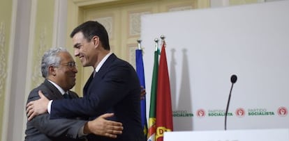 Pedro S&aacute;nchez saluda al primer ministro portugu&eacute;s, Antonio Costa. 