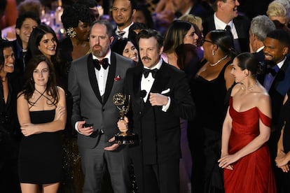 El comediante Jason Sudeikis, junto con co-actores y otros colegas, recibe el premio de 'Mejor serie de comedia', uno de los más codiciados premios en la industria de la televisión.