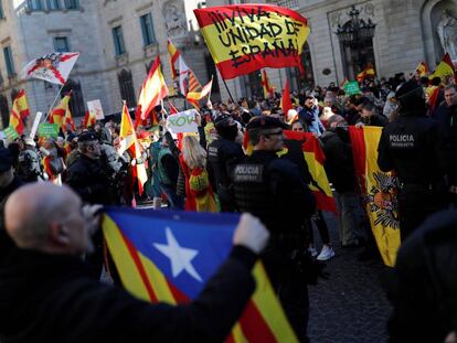 Manifestantes independentistas y nacionalistas españoles se enfrentan en Barcelona.