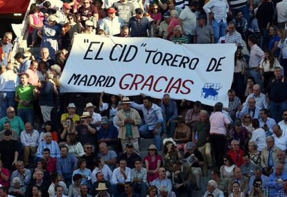 Pancarta que apareció en el tendido 7 de Las Ventas la tarde de la despedida de El Cid.