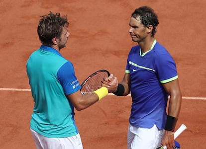 Stanislas Wawrinka (a la izquierda) felicita a Nadal, vencedor en Roland Garros 2017.