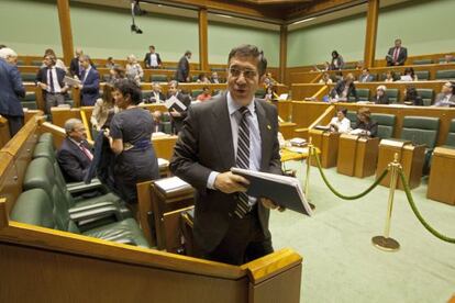 El lehendakari, Patxi López , al término de su intervención en el pleno de Política General que hoy celebra el Parlamento Vasco.