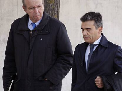 El exjefe de la Casa Real y usuario de las pol&eacute;micas tarjetas de Caja Madrid Rafael Spottorno (i), a su llegada a la sede de la Audiencia Nacional en San Fernando de Henares.