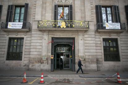 Vista de la fachada de la Conselleria de Cultura con lazos amarillos a favor de la libertad de los detenidos.