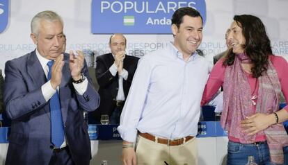 Juan Manuel Moreno Bonilla, en el centro.