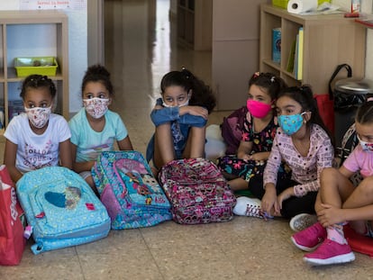 Alumnas en el primer día de clase tras la reapertura de los colegios en septiembre de 2020 en una escuela pública de Barcelona.