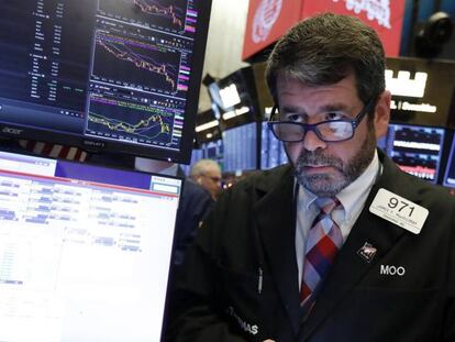 Un operador en la Bolsa de Nueva York.