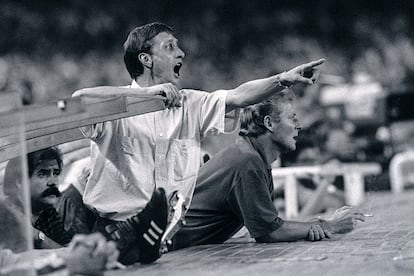 Johan Cruyff, treinador do Barcelona, dirige o time do banco durante uma partida entre o Barcelona e o Steaua de Bucareste em 1988.