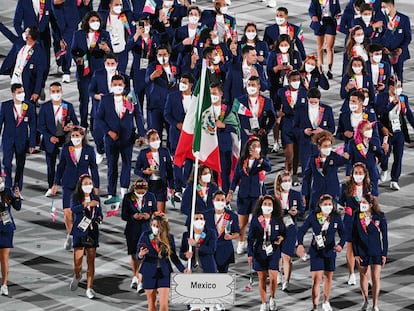 La abanderada de México, Gabriela López, encabeza la delegación durante la ceremonia de apertura de los Juegos Olímpicos de Tokio 2020.