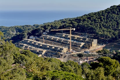 Estado de las obras de la promoción de las 52 viviendas de los Jardines de Sa Riera Living, junto a la playa de Sa Riera en Begur (Girona).