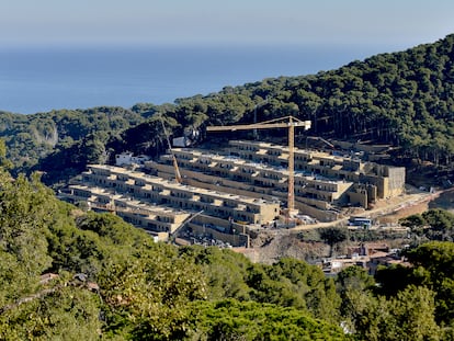 Estado de las obras de la promoción de las 52 viviendas de los Jardines de Sa Riera Living, junto a la playa de Sa Riera en Begur (Girona).